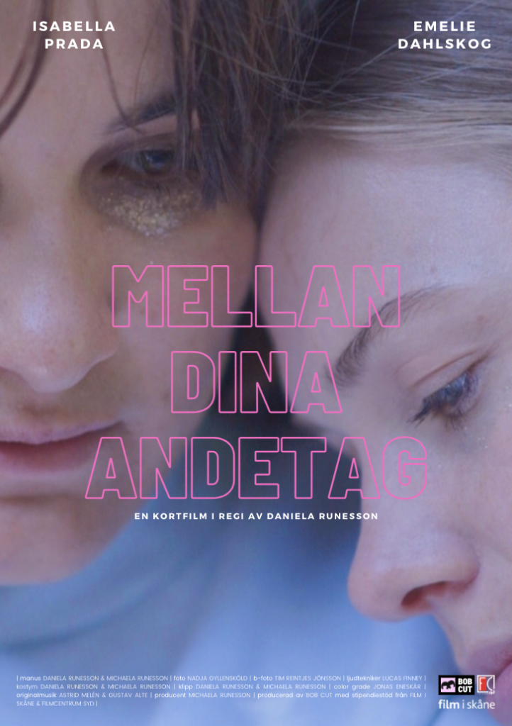 Queer kortfilm. Poster för Mellan dina andetag. Närbild på två kvinnokodade personer som sitter tätt intill varandra. Den ena lutar sitt huvud mot den andras axel.